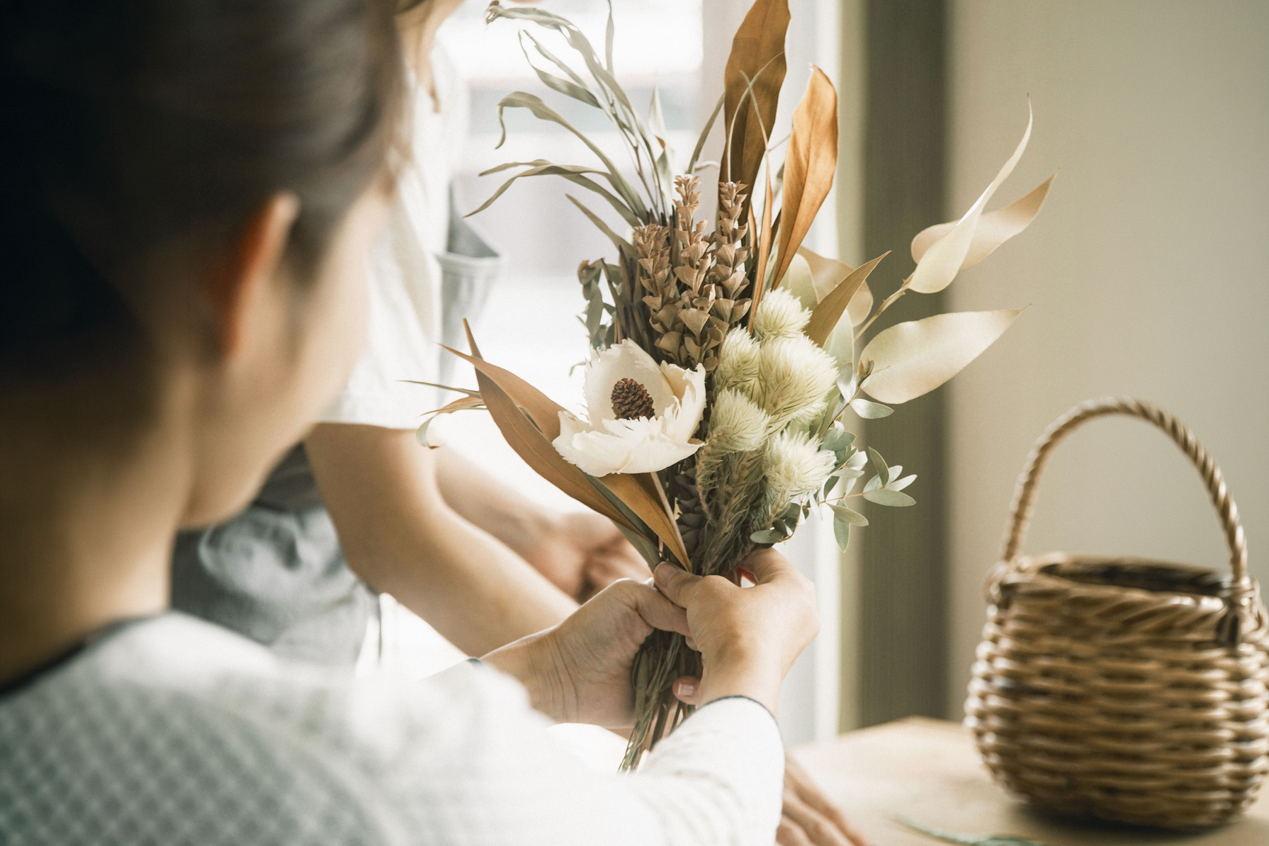 季節の花材を束ねるワークショップの様子