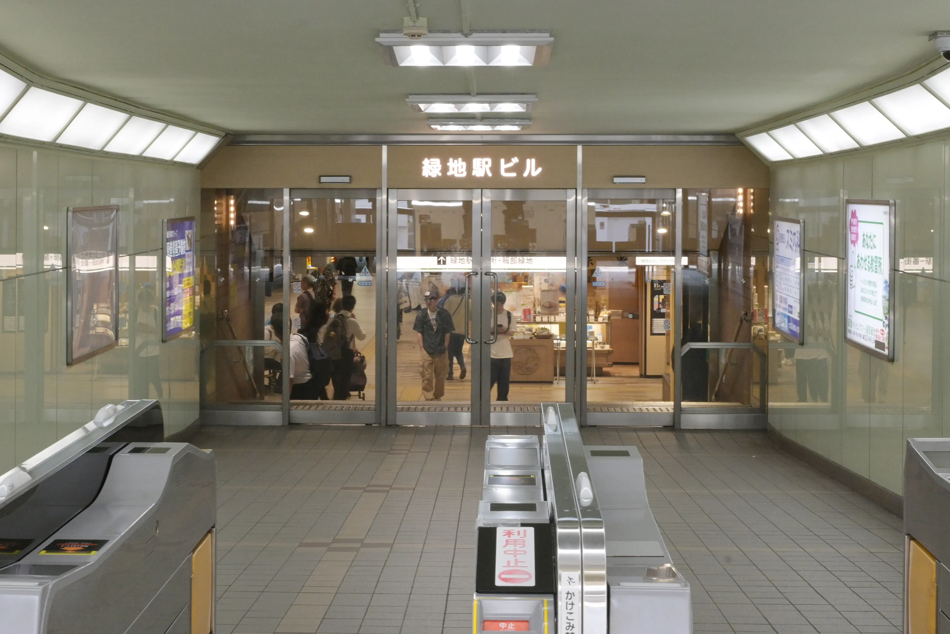 緑地公園駅 西改札を出たところ