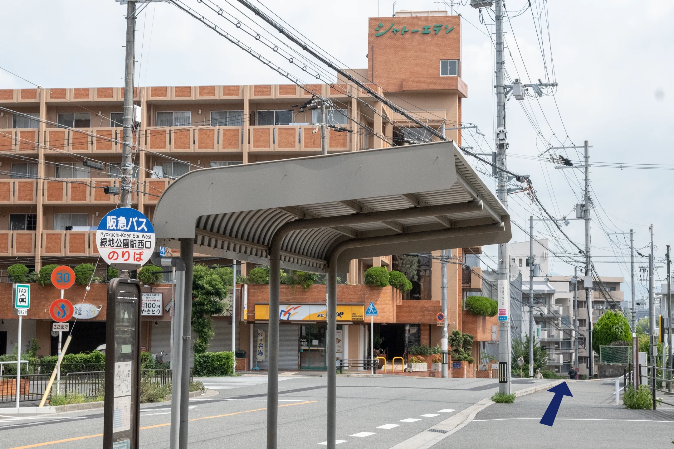 道なりにまっすぐ進む道