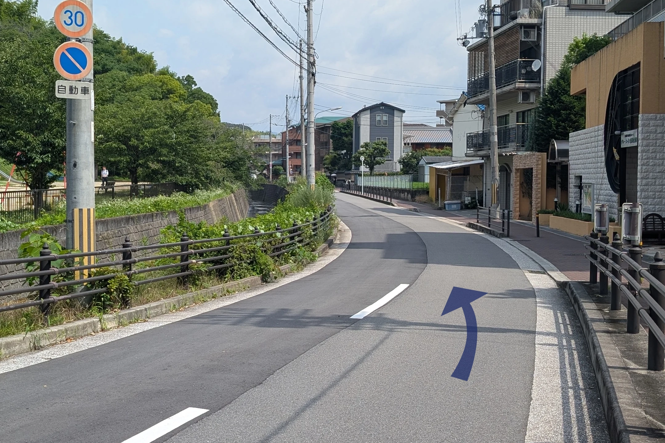 左手に公園を見ながら進む道
