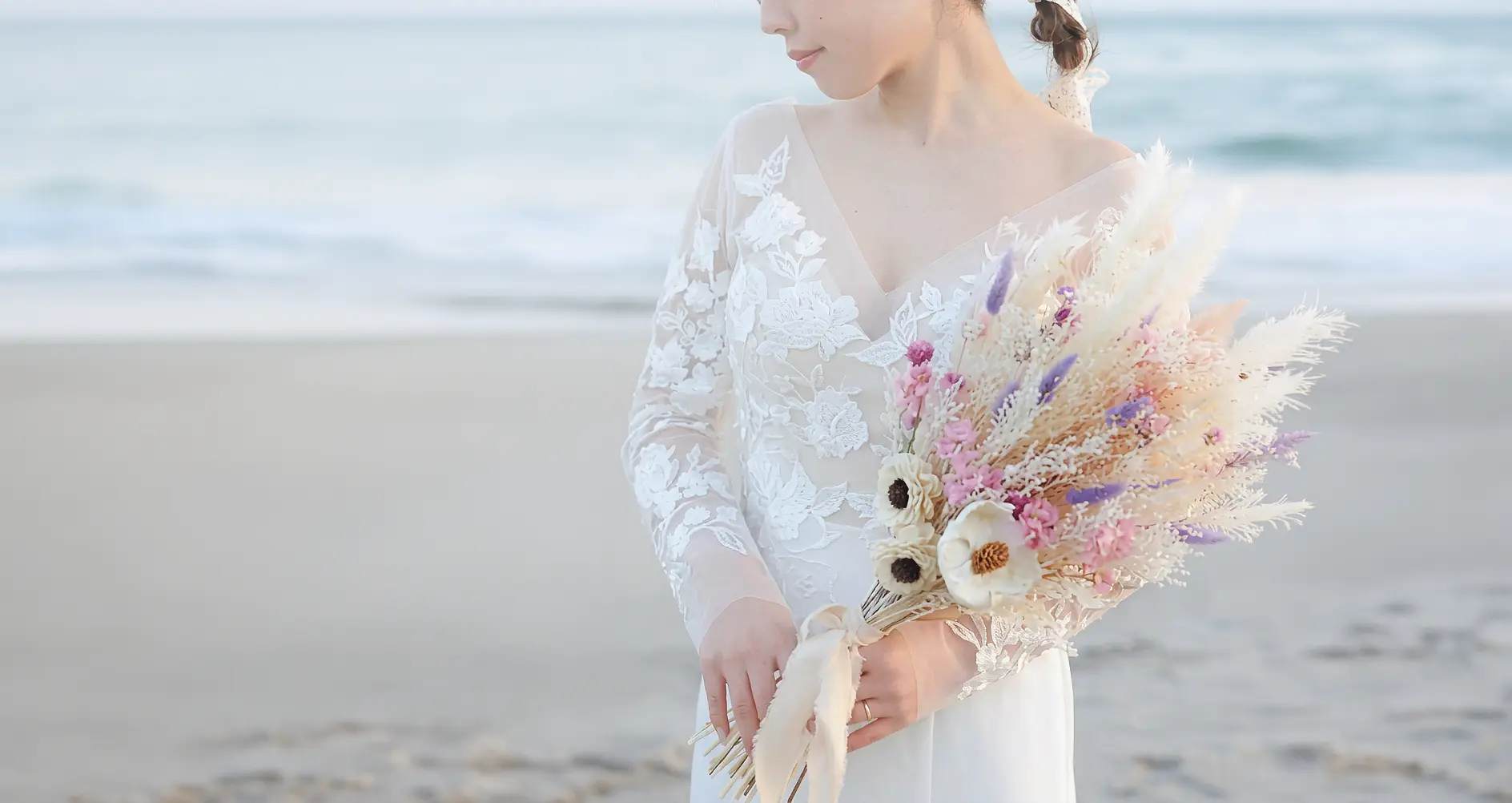 ブライダルブーケを持つ花嫁