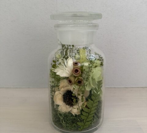 初夏におすすめのグリーンアレンジをご紹介。森を感じるおしゃれな花材を薬瓶に詰め込んで。